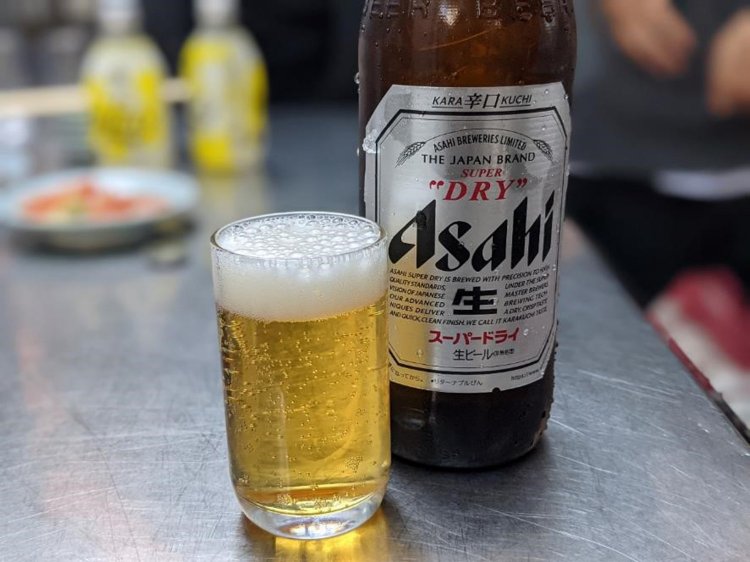 キンキンに冷えた瓶ビールとグラス。