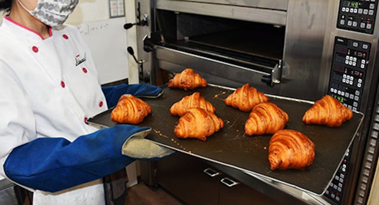普通のクロワッサンより少ない層で焼き上がりの高さを出す高度な技術。それでいてエアリーなサクサク食感を実現しているのだから、本当にすごい……！
