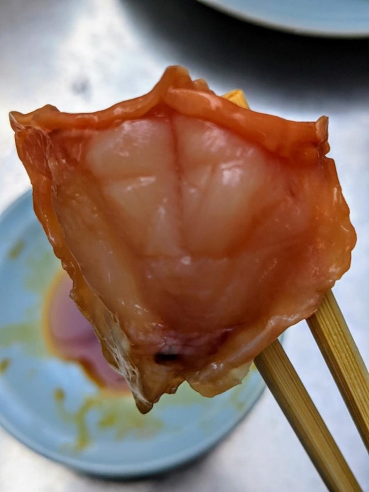 弾ける食感の新鮮な赤貝。