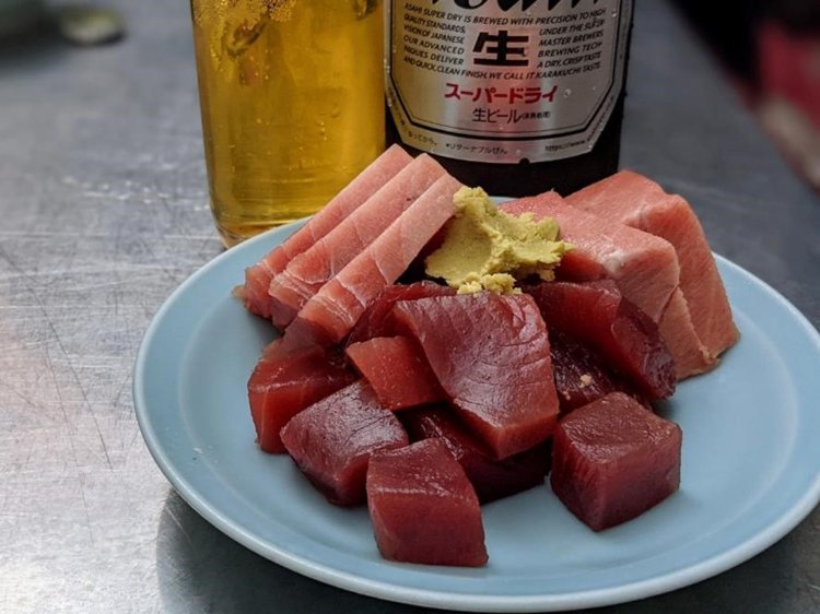 マグロの刺し身。