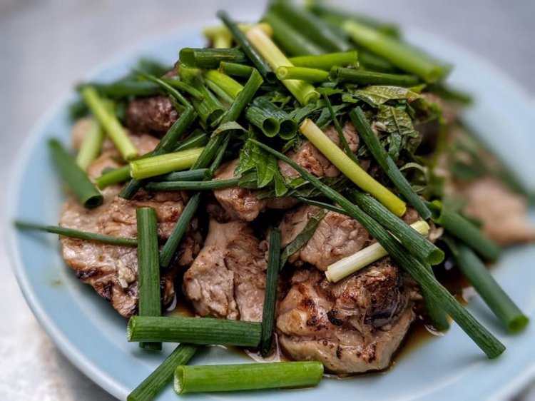 炎から生還したマグロの頬肉の炙り。