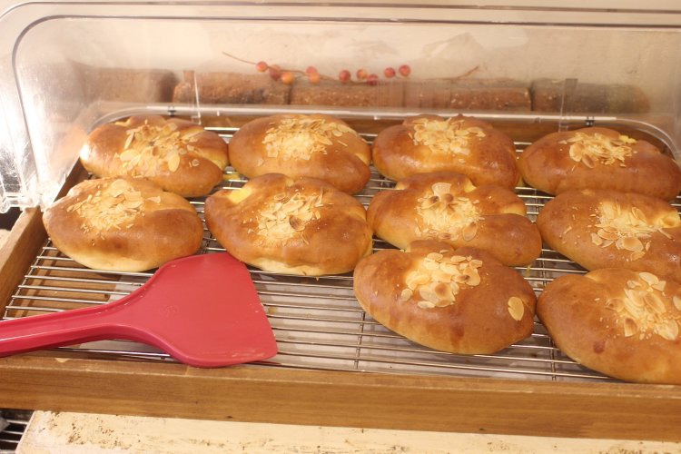 自家製カスタード使用のクリームパン250円。バランスの取れた優しい味わいで、みんなが好きなタイプ。