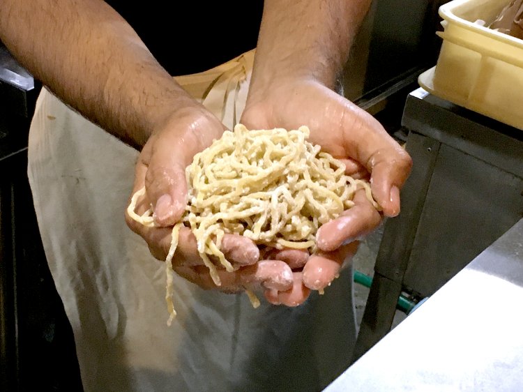 麺は大栄食品の中太手もみちぢれ麺。のどごしやスープの絡み具合などが抜群の特製麺だ。
