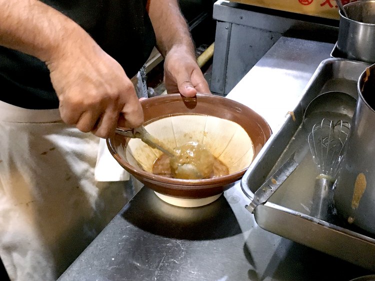 たっぷりのゴマペーストがスープの味のポイントだ。