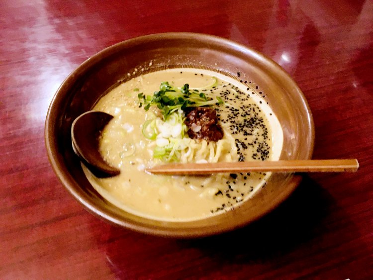 具材はメンマ、薬味ネギ、ひき肉合わせ味噌、かいわれ、ザーサイ。たっぷりのゴマペーストがスープの味のポイントだ。