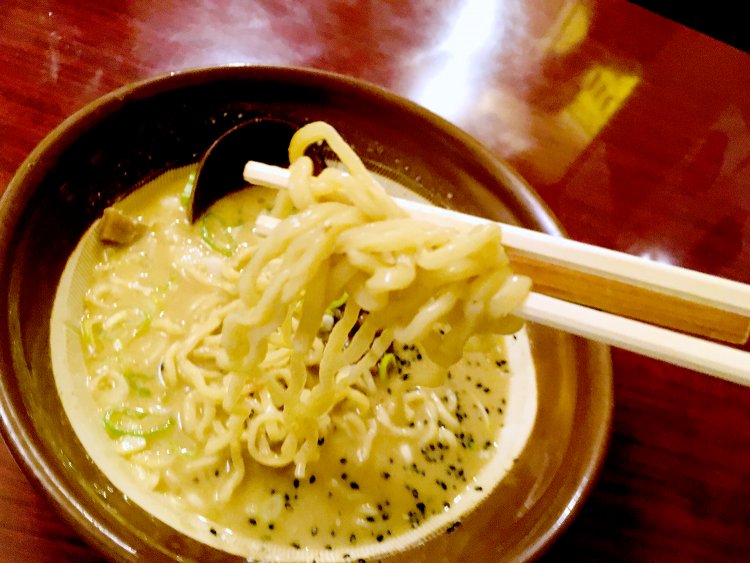 もちもち麺に絡むゴマスープのまろやかさに、かいわれのほのかな辛味がいいアクセントになっている。