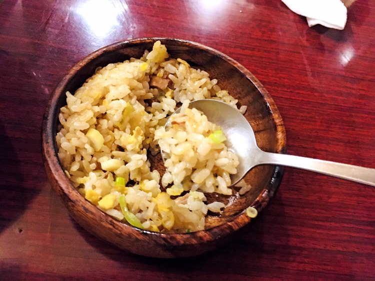 具材は玉子とチャーシュー。ラードを使ってまろやかさをだしている。