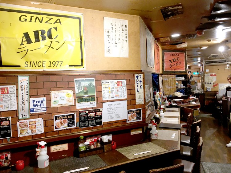 細長いレイアウトの店内はカウンターが9席、4人がけのテーブル席が9卓。