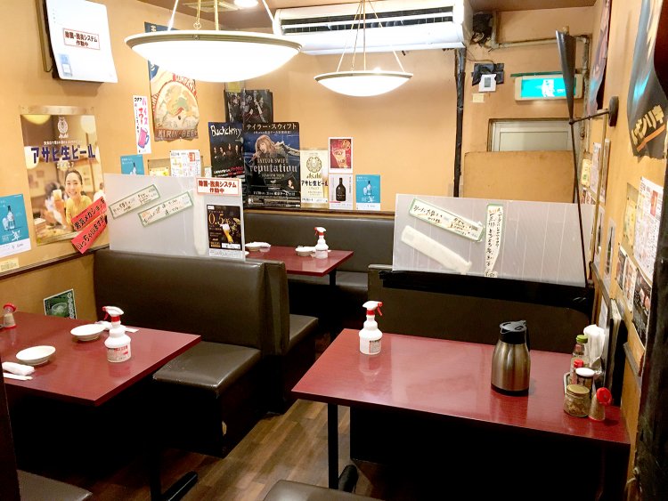 テーブル席も昭和レトロ感満載の雰囲気だ。