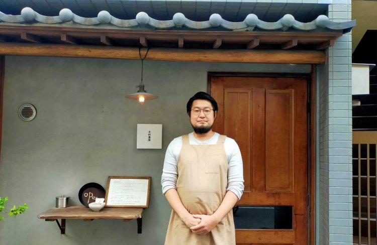 お店の外観の様子と店主の木村さん。