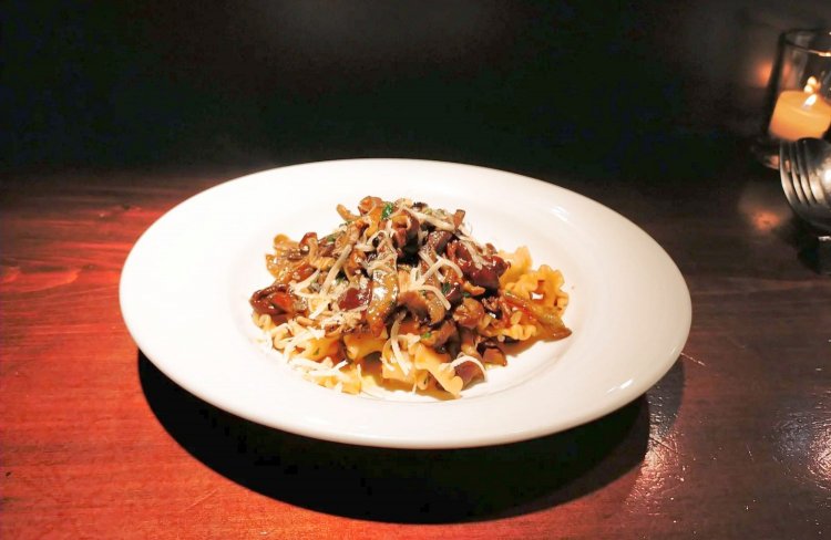 コースの中の一品、きのこがいっぱいの、栃木のキノコ6種のパスタ。コースはおまかせで、軽いコース4000円、真ん中コース5500円、フルコース8800円とあり（サービス料5％）、昼も夜も同じ値段。