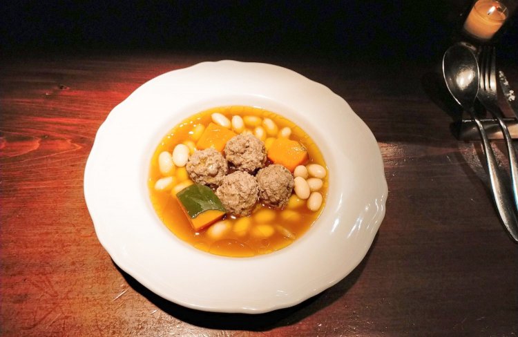 ホゲット（マトンとラムの間の羊肉）のポルぺッティ（肉団子）。