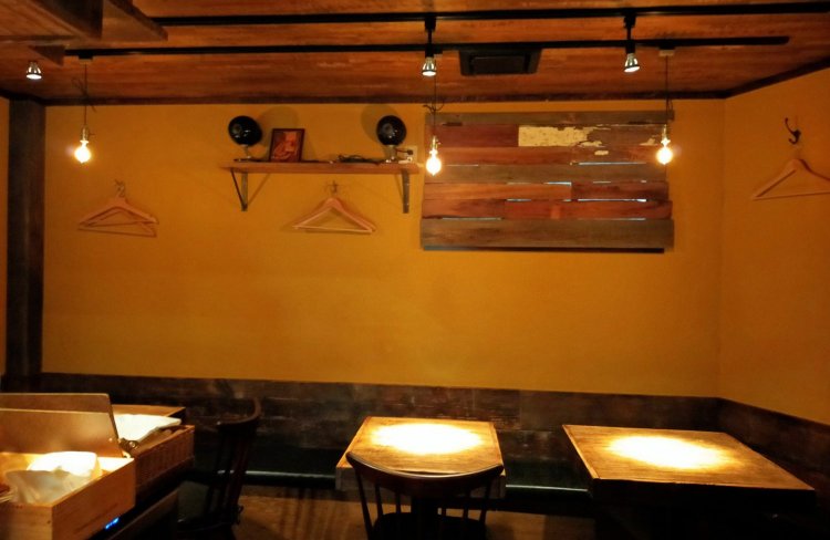 こぢんまりと落ち着いた店内にはクラシックが流れている。