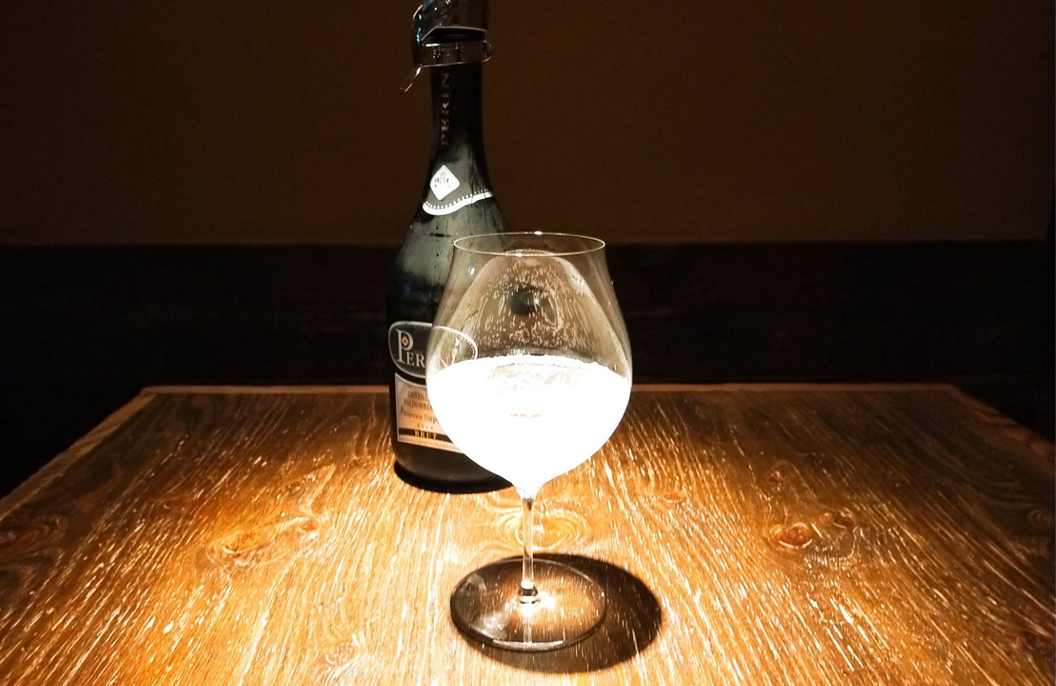 木村硝子さんのシンプルなグラスに注がれたお酒。