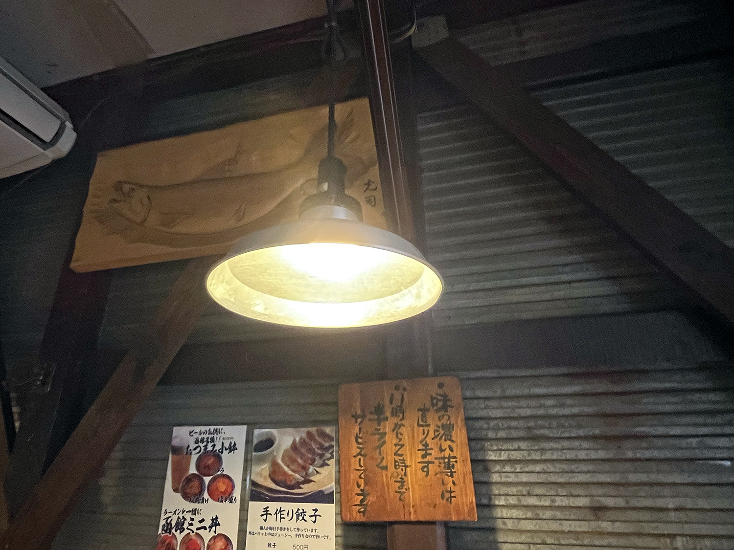 手作り餃子や北海道の海の幸がたっぷり乗った函館ミニ丼、お酒のお供になるおつまみ小鉢も人気だ。
