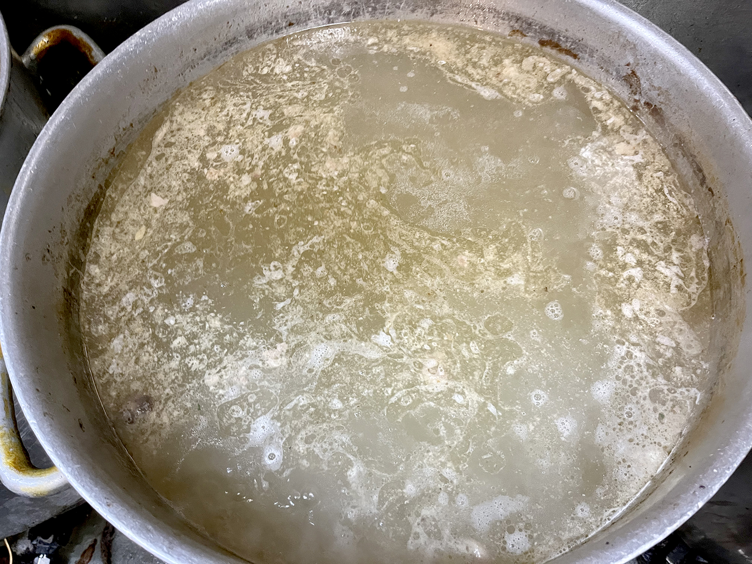 魚介類、動物系、野菜の旨味が溶け込んだスープ。