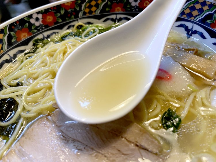 最初はまろやかな口当たりだが、後味はキリッとしているスープ。