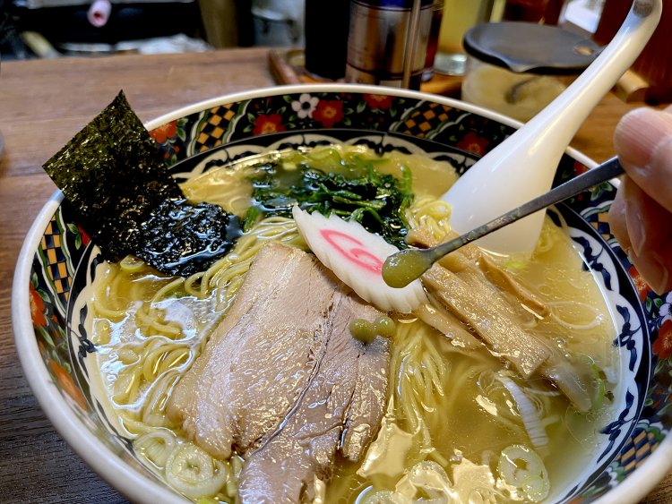 ゆずこしょうを適量加えてみる。チャーシューに乗せ、少しずつ溶かしながら食べてみよう。