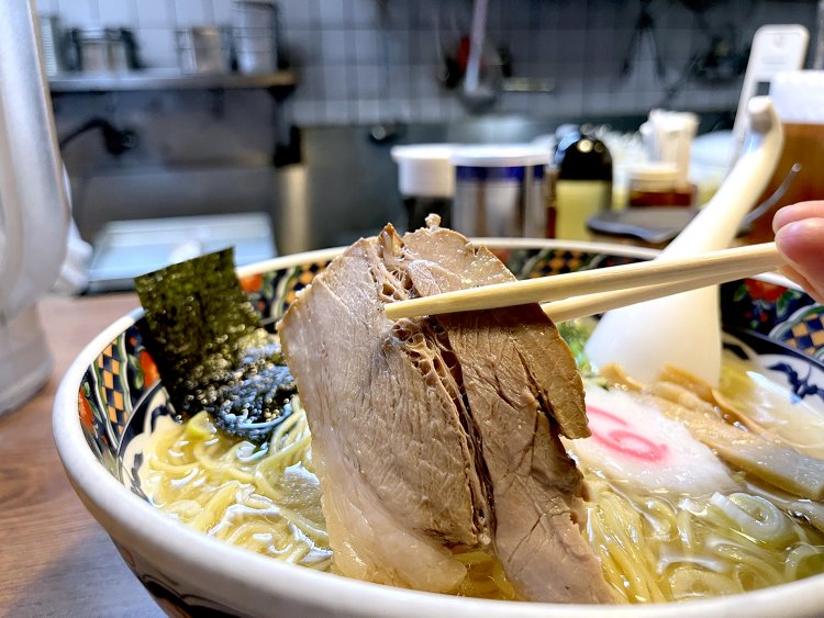 噛み締めるとミシッとした繊維質を感じ、脂身からは旨味がじゅわ〜。