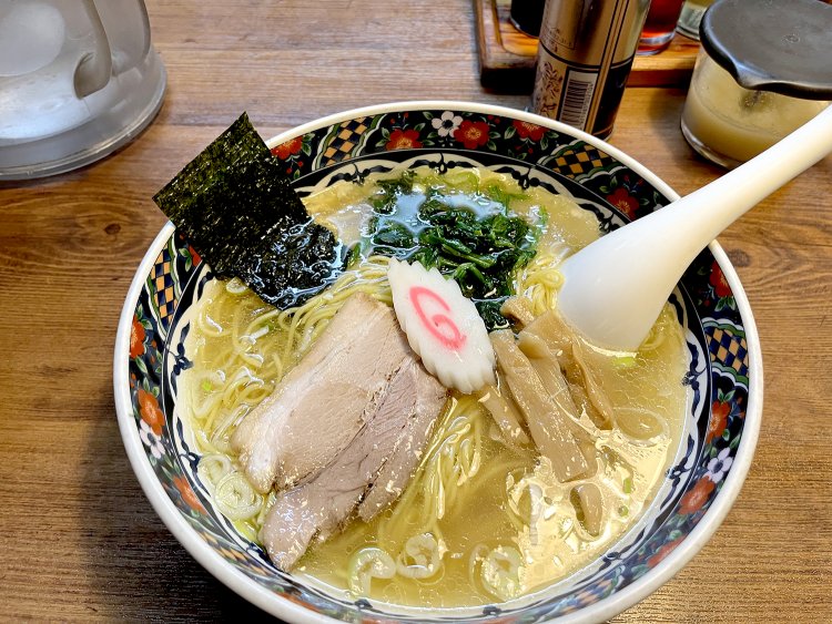 昭和初期のスタイルを踏襲した塩そば800円。トッピングもトラディショナルだ。