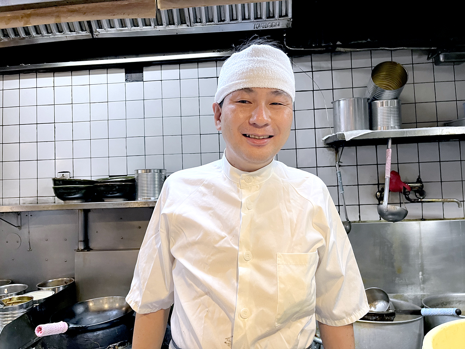 本格中華料理店のコックとして働いていた経験をもつ店主の桐林正彦さん。