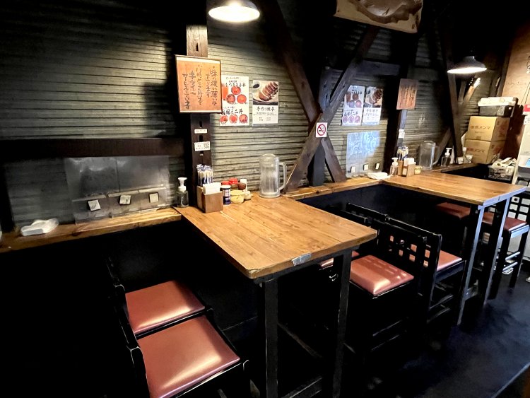 北海道の漁港に立つ小屋をイメージ。トタンのような壁や吊りランプがいい感じ。