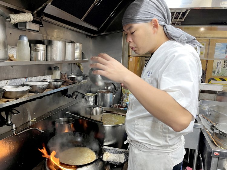 オーダーが入ると仕上がるまでは時間との勝負。北岡さんも引き締まった表情に。