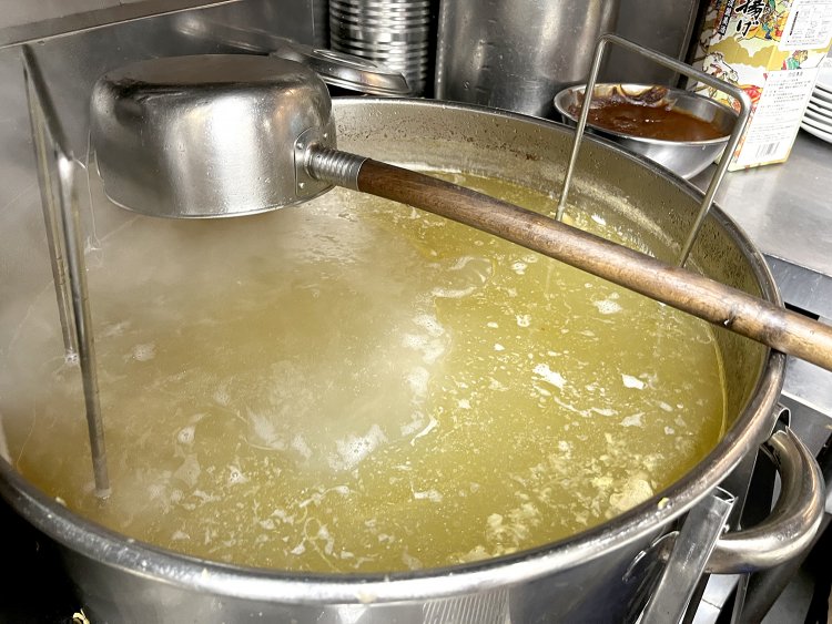 スープはもみじ、豚足、野菜などでとり、麺類のメニューはこれですべてを賄う。