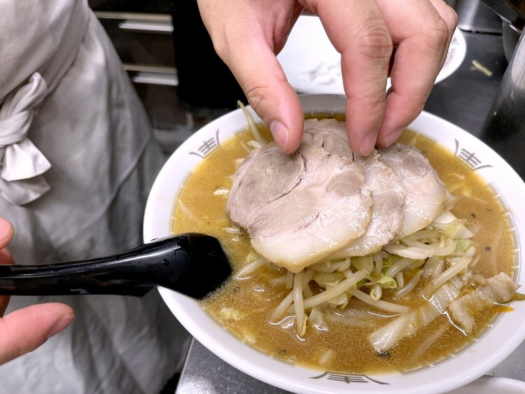 分厚いチャーシューを4枚も盛り付ける。うほー、ボリューミーだ。