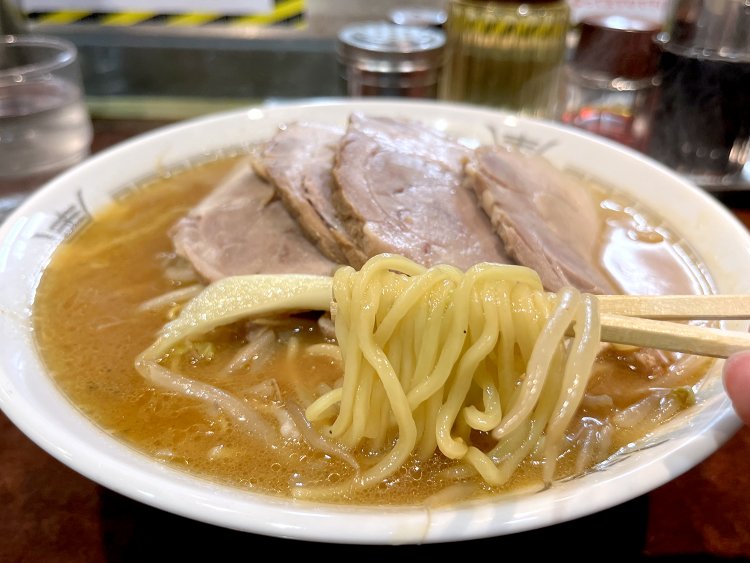 中太麺はもっちもちだ。