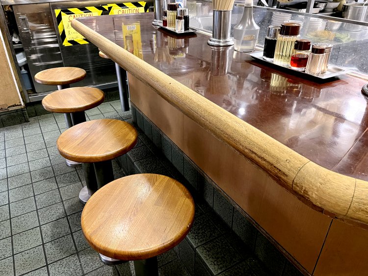 天板と同じ素材であったはずのカウンターの縁は、すっかり別の姿になっている。たくさんの人たちがここで食事をしてきた証だ。