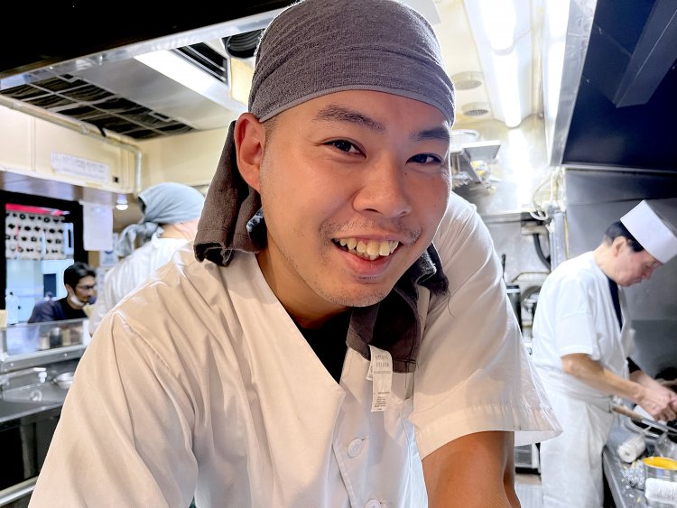 弾ける笑顔の3代目、北岡秋平さん。「SNSの普及で女性ひとりでも入りやすいことが広まって、女性のお客さまも増えています」。