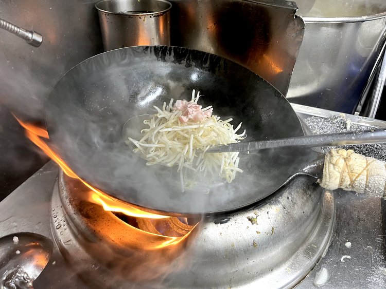 強い火力で一気に炒めるから、野菜がシャッキシャキに仕上がる。