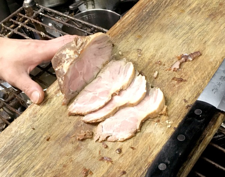 豚ロースを使った自家製チャーシューはトッピング人気No.1。