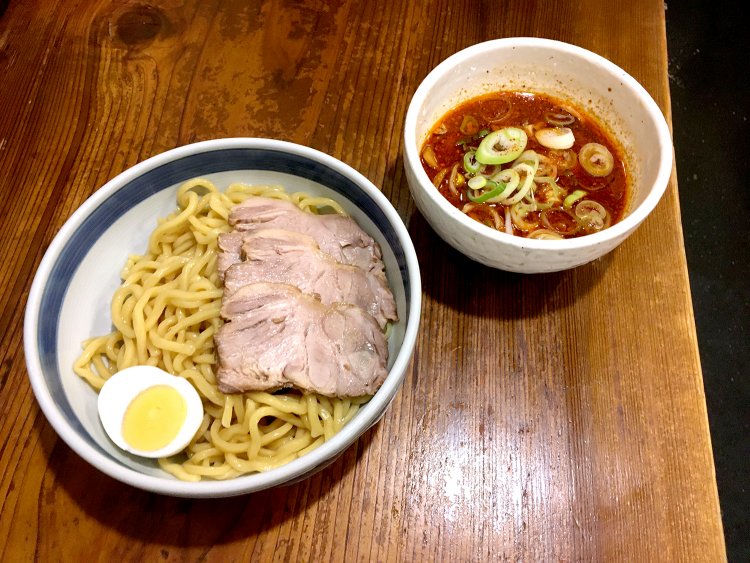 つけそば麻辛丸―マシンガンー（並）980円、追加チャーシュー400円。