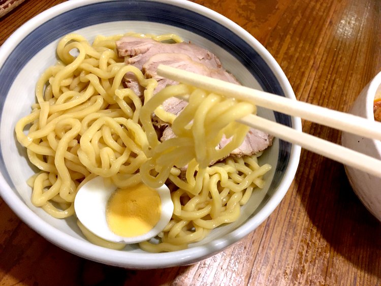 小麦の味わいともちもち食感が絶妙のバランスの極太麺。まずはタレをつけずに麺そのものの味を楽しみたい。