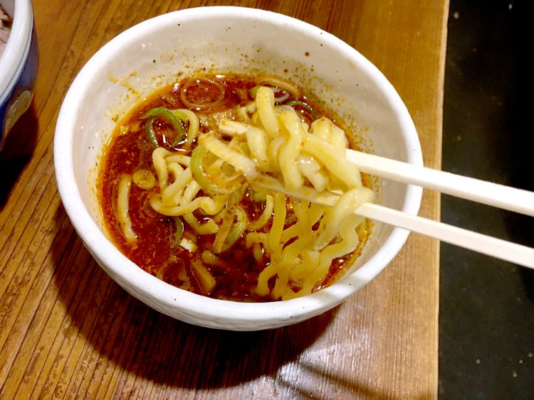 つけダレには細切りチャーシューと自家製メンマがはいっていて、味のアクセントになっている。