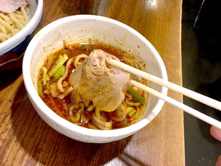 麻辛丸のタレをしっかりと絡ませていただくとチャーシューのおいしさが倍増！