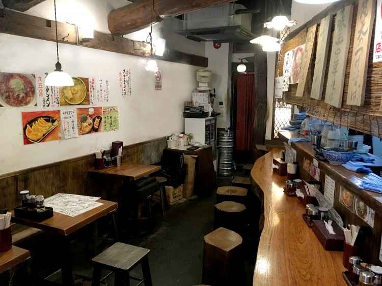 テーブル席とカウンター席合わせて20席。家族連れやグループでの来店客も多い。