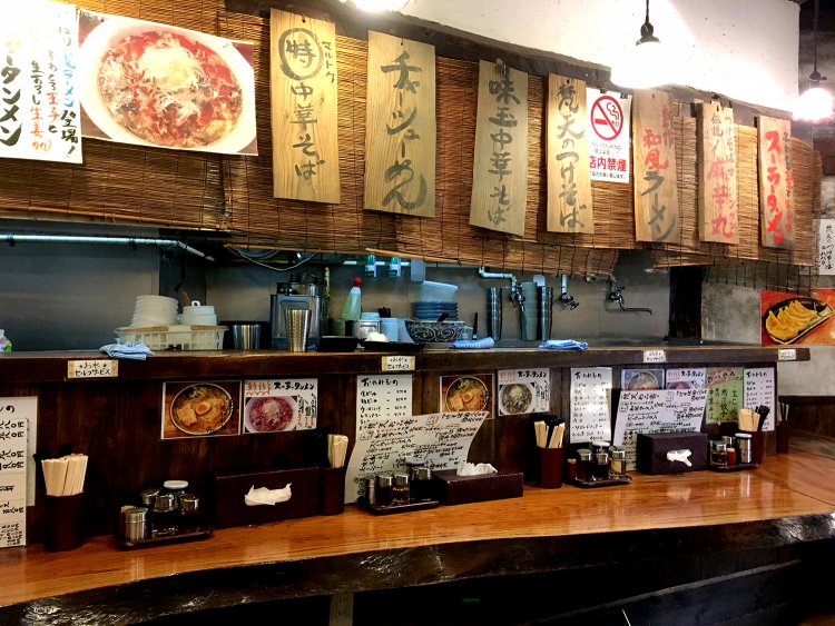 カウンターにずらりと貼られたメニューはスタッフの手作り。
