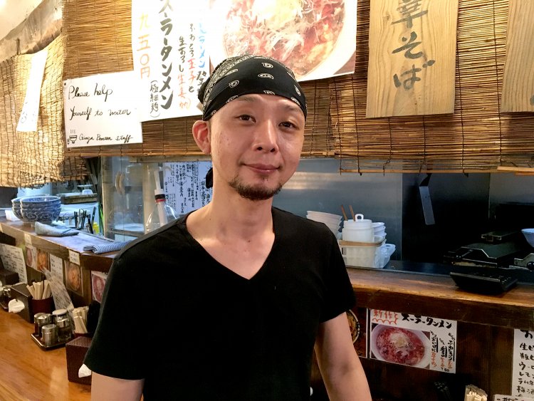 店長の佐藤さん。古民家のようなお店の雰囲気は「社長の好みなんです」。