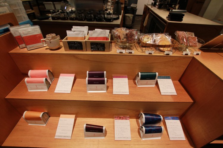 様々な種類のコーヒー豆。購入する際には、全種類の試飲ができる。