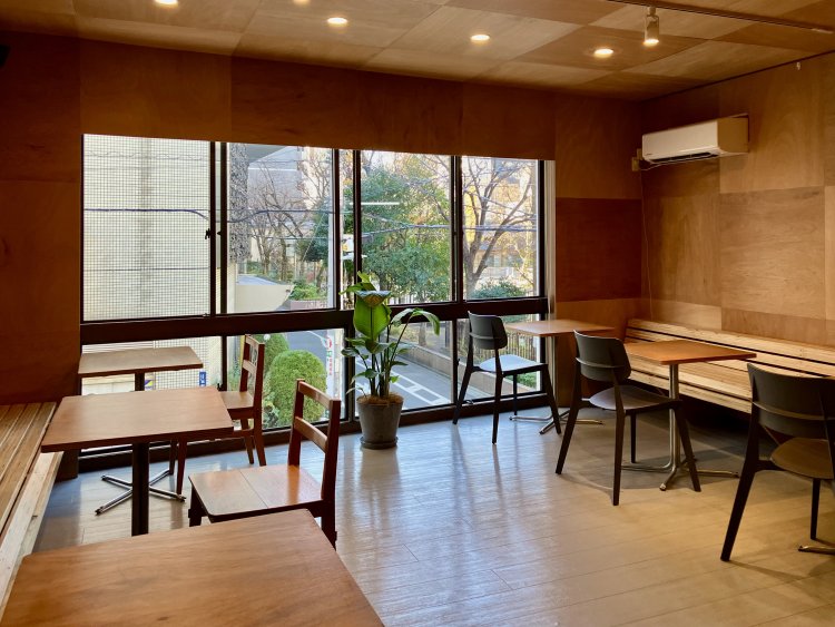 穏やかな音楽が流れる空間で、大きな窓から景色を眺める優雅なひととき。