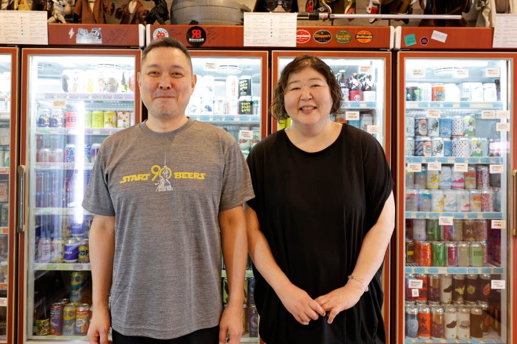 2022年からビール＆サイダーを醸造所とコラボして造ってもらっている倉嶋夫妻。