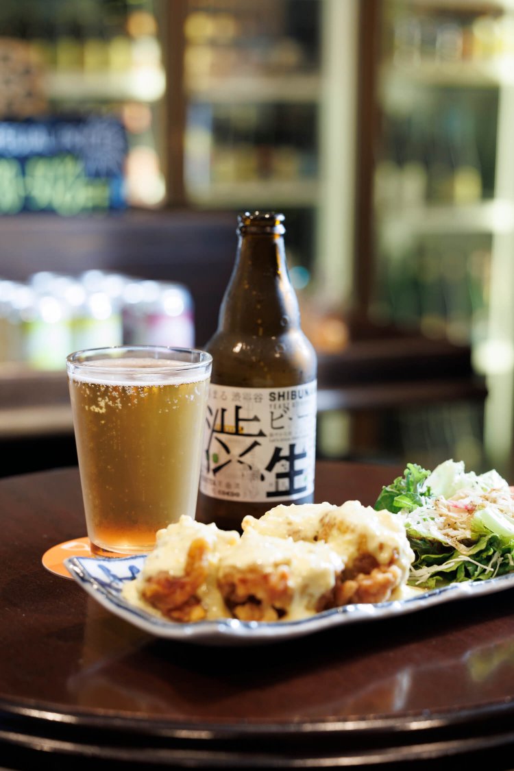 近隣店からの出前がうれしい。写真は宮崎料理店のチキン南蛮1280円。渋谷のローカルビール・渋生750円と。