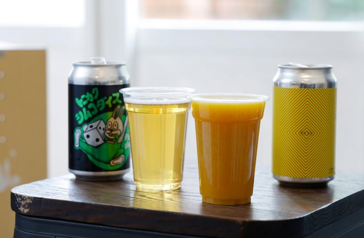 右から熊本『AMAKUSA SONAR BEER』のカスタード入りフルーツスムージーサワー1650円、金沢『ブルークラシック』のトーカクシムコダイス（IPA）946円。