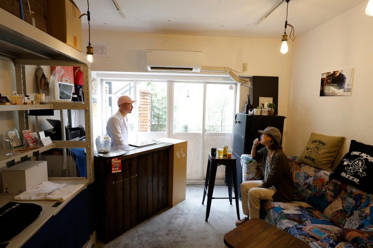 ソファが試飲席。