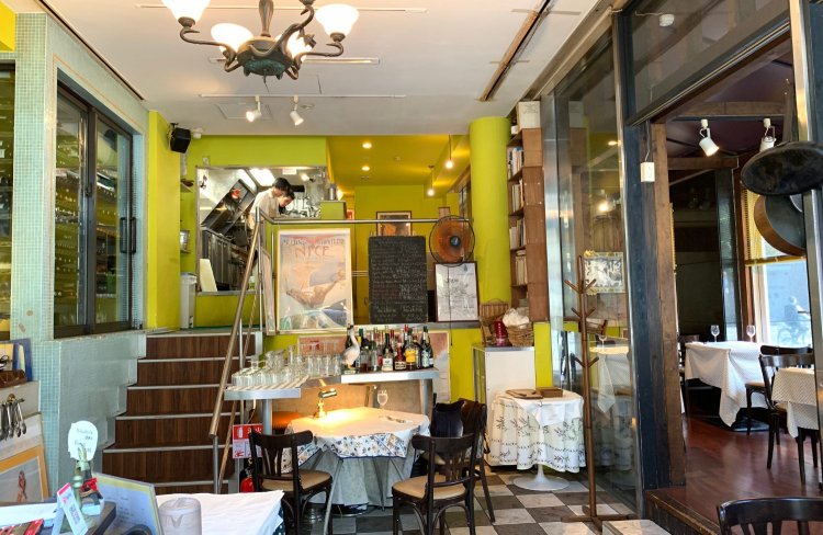 南フランス・プロヴァンスのビストロをイメージしたような店内。明るい壁面のカラーや小物に、プロヴァンスらしさを感じる。