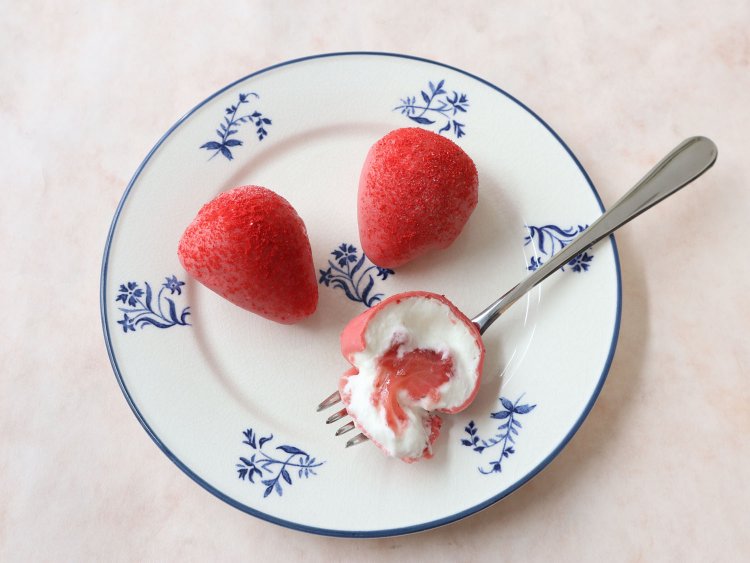 フルーツ生トリュフ〈苺〉 3個入り 1296円。