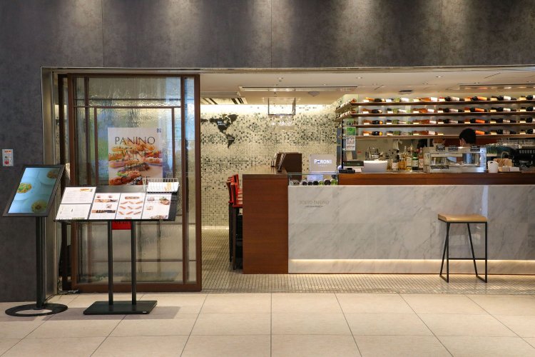 小さいながらもスケルトンの壁で開放感ある店舗。